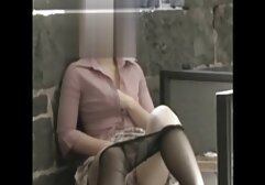 Une maîtresse video adulte gratuit francais blonde aux gros seins torture une fille excitée en train de manger un morceau